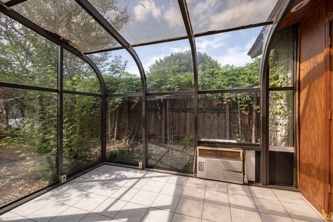 Building Photo - Updated 2 Bedroom, 1 Bath Duplex in a Grea...