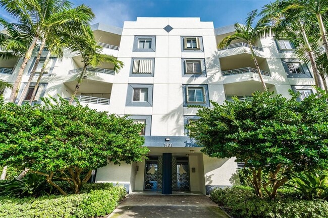 Building Photo - 1401 Bay Rd