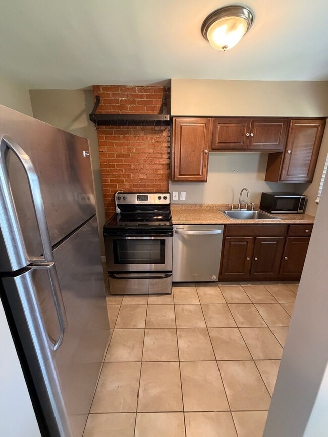 Building Photo - 713 S Broadleigh Rd