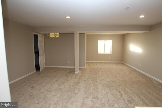 Building Photo - 10023 Iron Pointe Dr