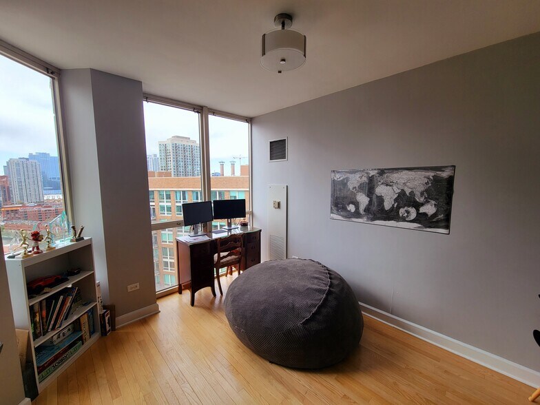 Building Photo - 645 N Kingsbury St