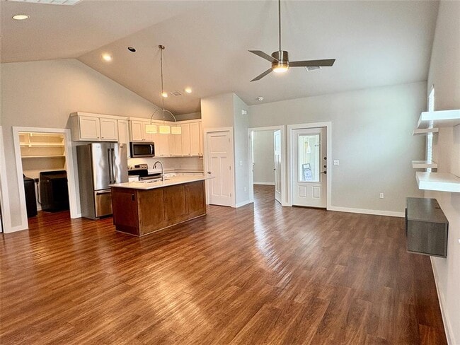 Building Photo - 241 Rose Dr