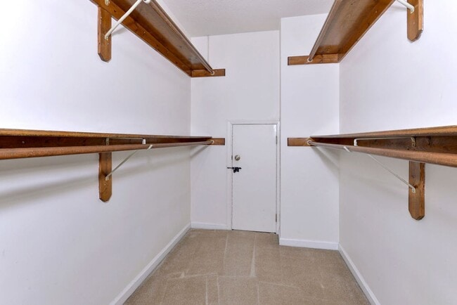 Building Photo - Beautifully Renovated Running Man Gem - Co...