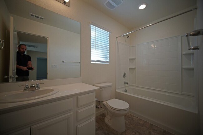 Building Photo - Beautiful 4 Bedroom PLUS office / den in Natomas!