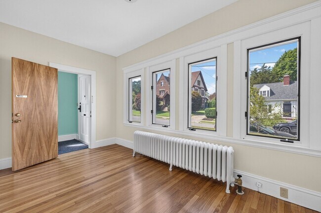 Building Photo - 370 Maple St