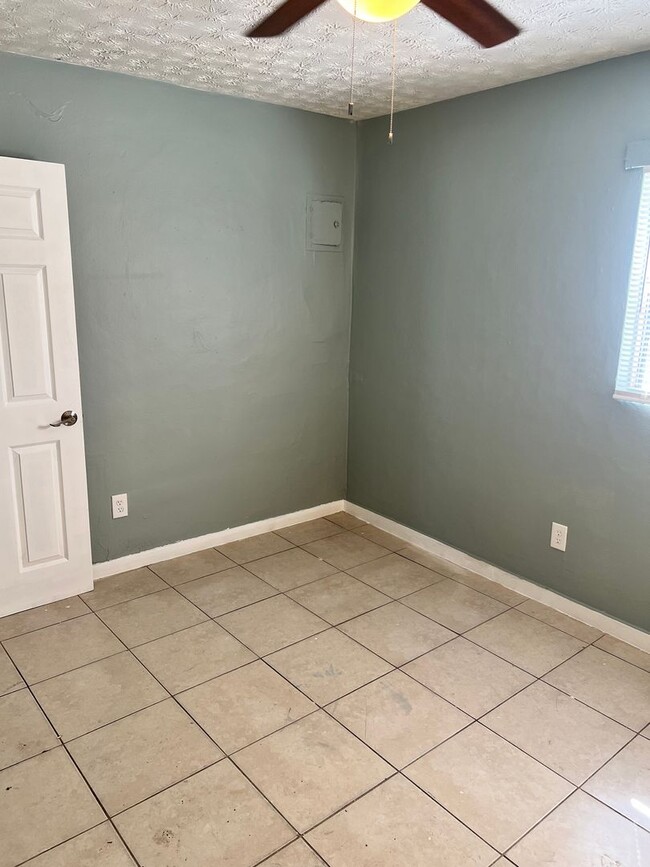 Building Photo - 2 BEDROOM, 1 BATH UNIT AVAILABLE- NEWLY RE...