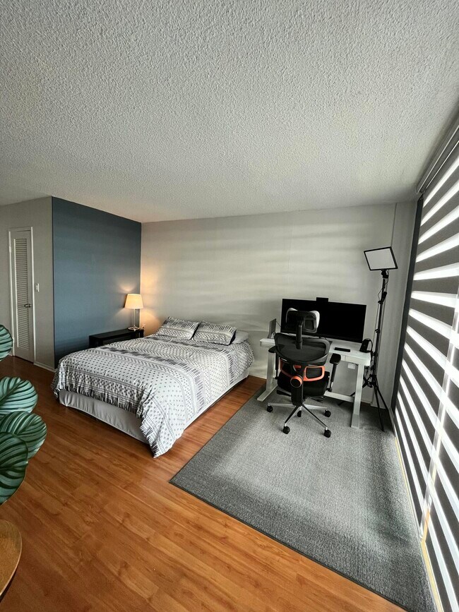 Building Photo - 1301 NE Miami Gardens Dr