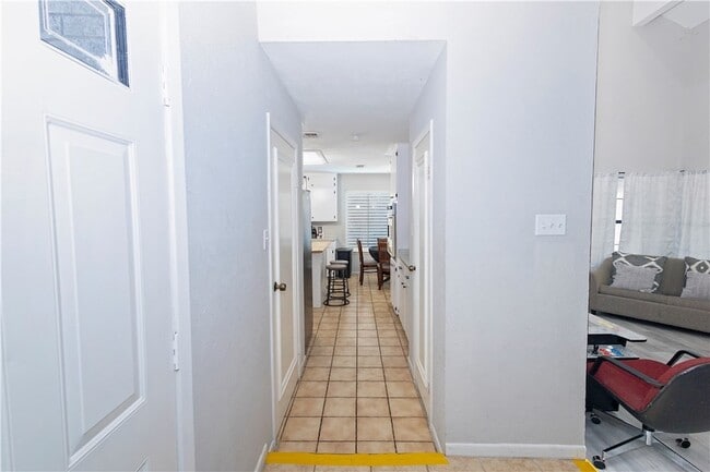 Building Photo - 426 Rossiter St