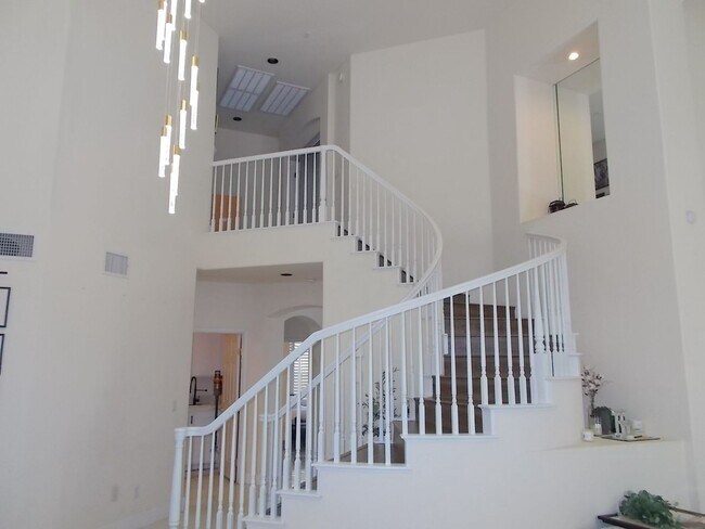 Building Photo - Stunning Fully Remodeled Luxury Home in Peccole Ranch