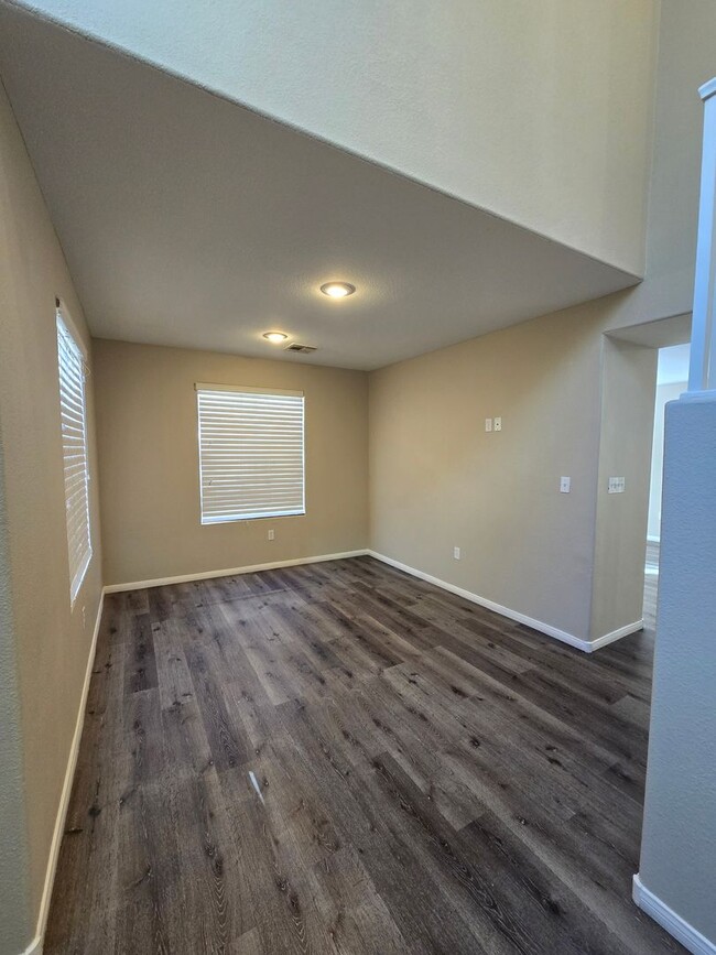 Building Photo - 3 BED, 2 1/2 BATH, 2 CAR GARAGE 2 STORY HO...