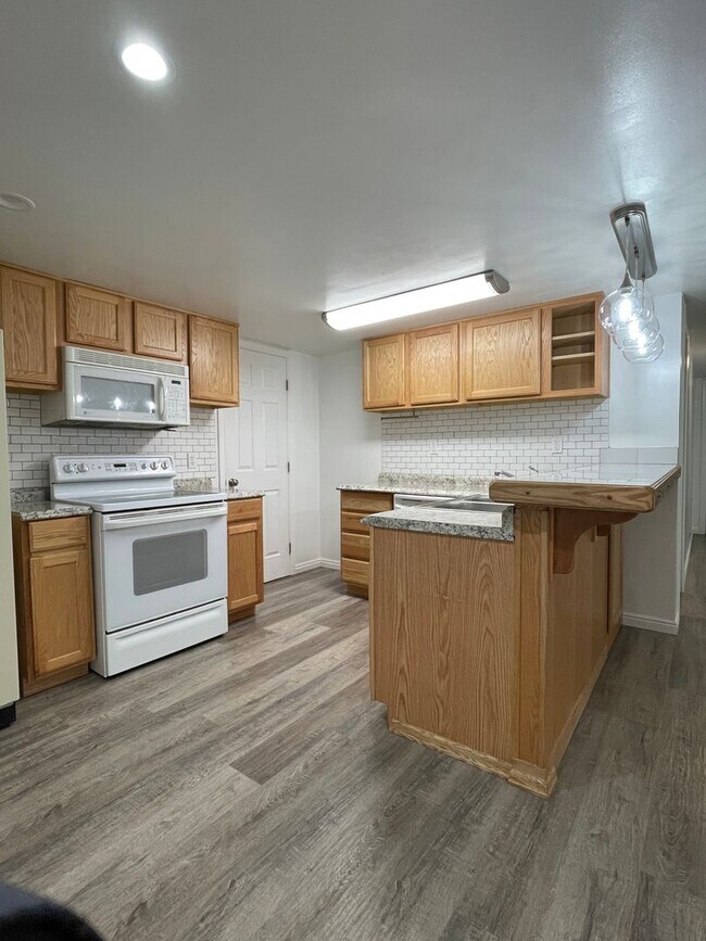 Building Photo - 5520 S 2050 W