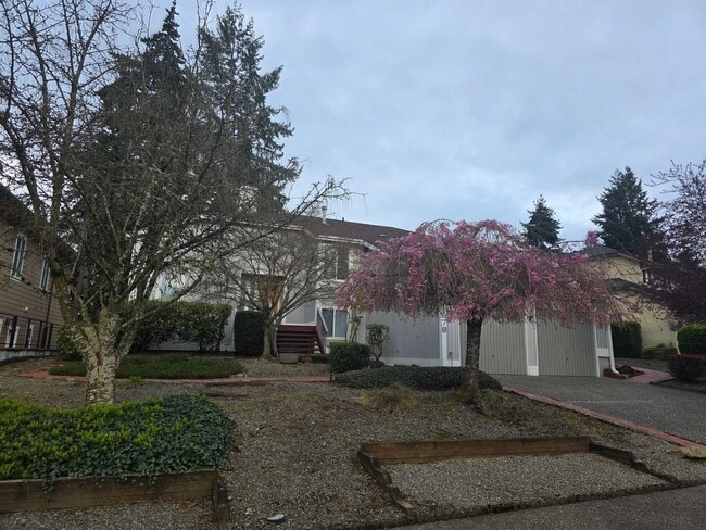 Building Photo - Twin Lakes life on a golf course -4 level home -  4 bedroom 2.5 bathroom with 2 car garage - Move...