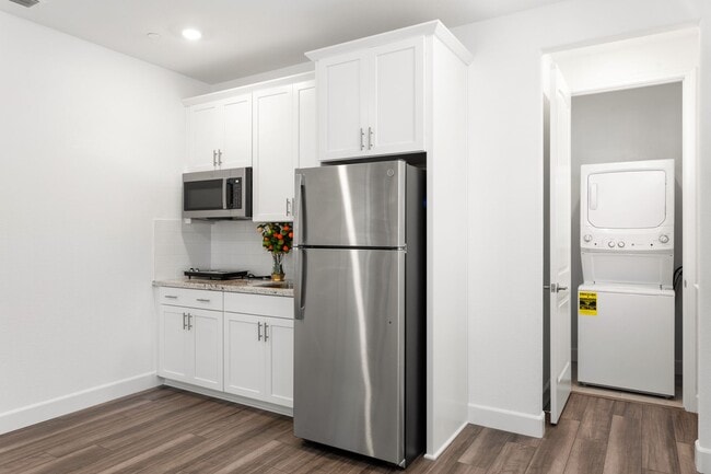 Building Photo - Gorgeous 1 Bed, 1 Bath Property