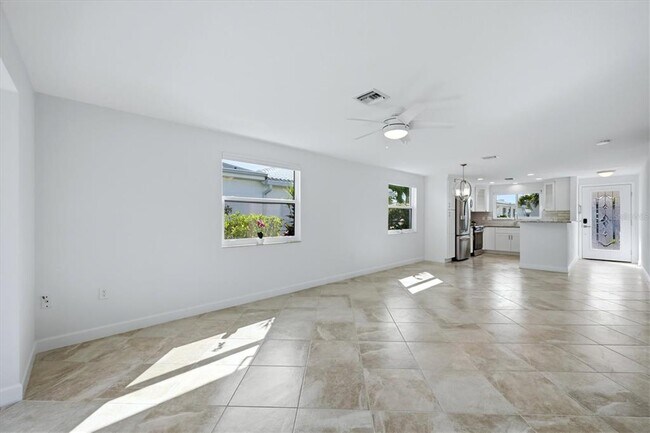 Building Photo - 885 Spanish Dr N