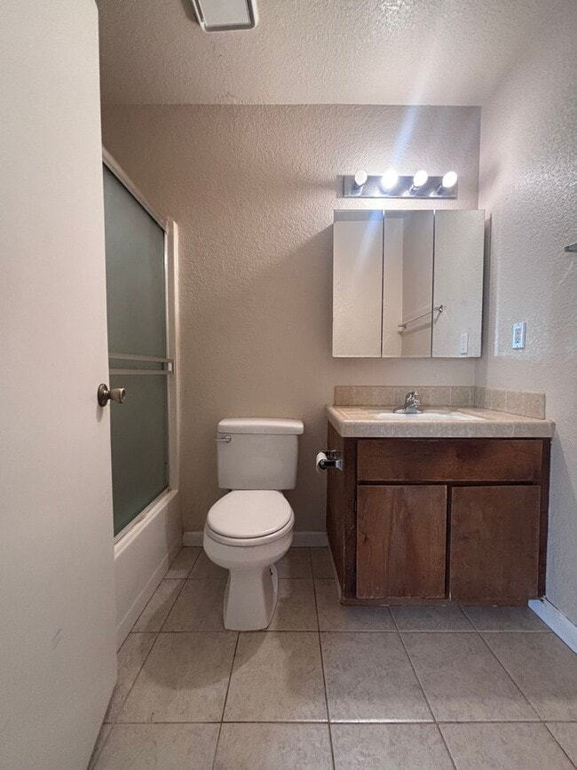 Building Photo - 2 Bedroom, 1.5 Bathroom Apartment