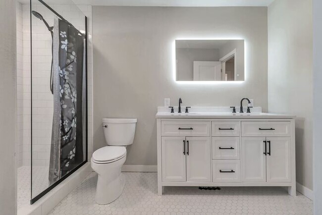 Building Photo - Awesome 4 Bedroom Home in Orem w 2 car garage