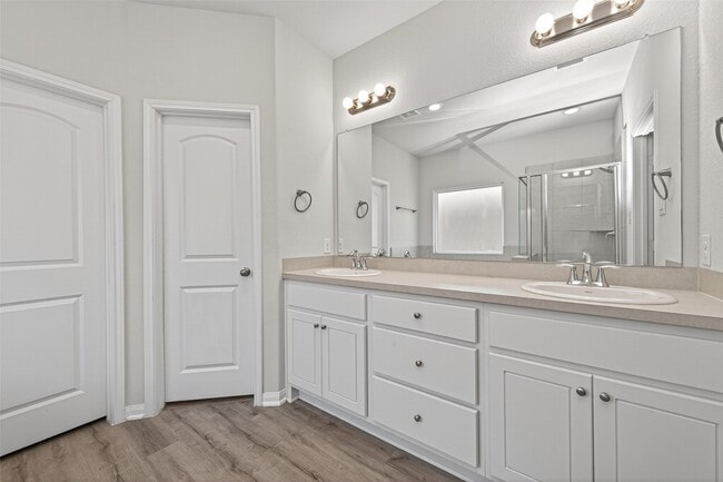 Building Photo - 15059 Meadow Glen N