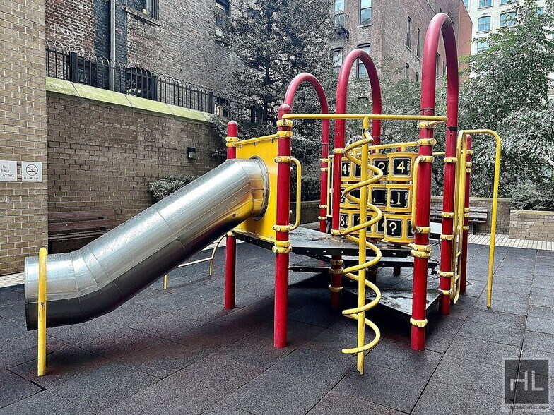 Building Photo - W 87th St