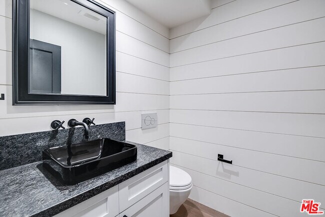 Building Photo - 4963 N Clybourn Ave