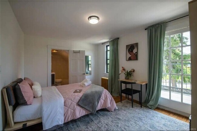 Building Photo - 10 Twin Lakes Rd