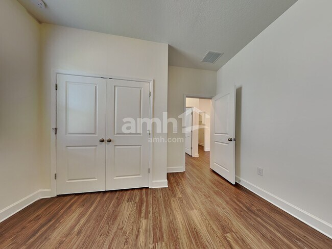 Building Photo - 1020 Island Pond Dr