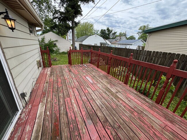 Building Photo - Charming 3 Bedroom Home With Fireplace and 2-Car Garage in Moline!
