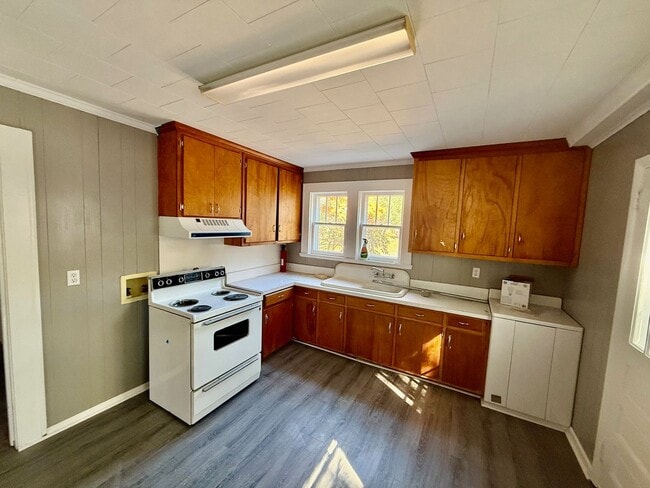 Building Photo - Charming 3-Bedroom Home in the Heart of Bu...