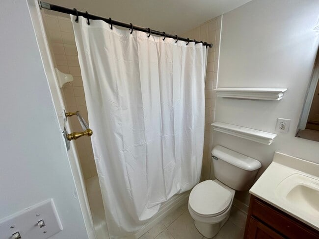 Building Photo - PLEASANT RIDGE - Huge Meticulous 2 bed 2 story home.  Fenced yard.