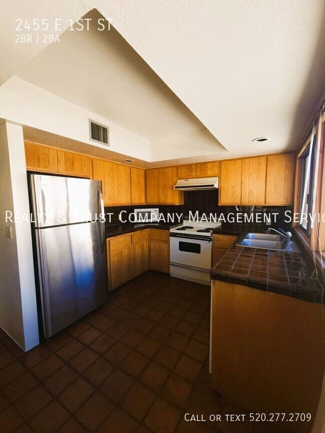 Building Photo - 2455 E 1st St