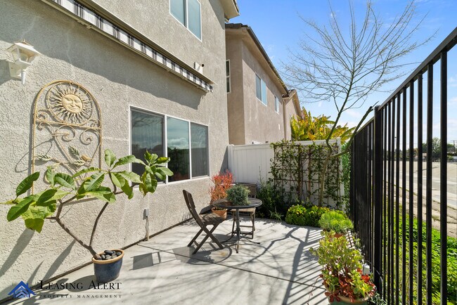 Building Photo - 20300 Vanowen St