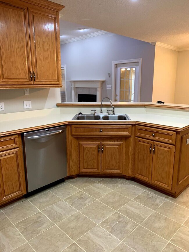 Building Photo - Beautiful 4-Bedroom Valdosta Home with Sun...