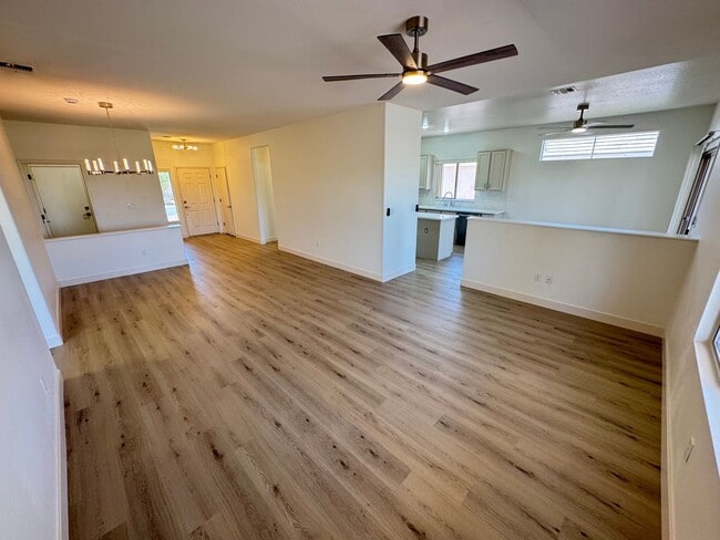 Building Photo - Remodeled 2BD/2BA with Golf & Mountain Vie...