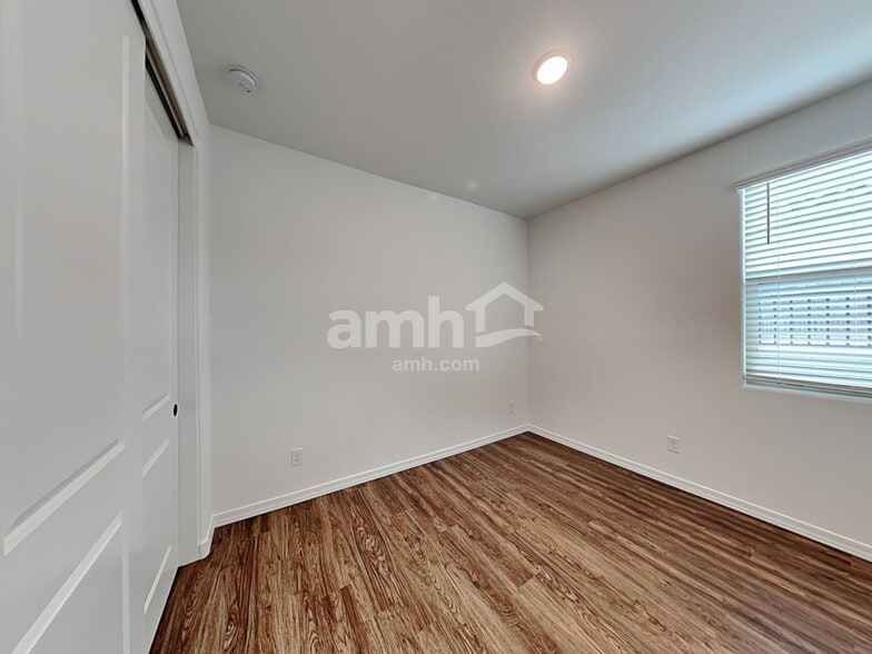 Building Photo - 895 S 150th Dr