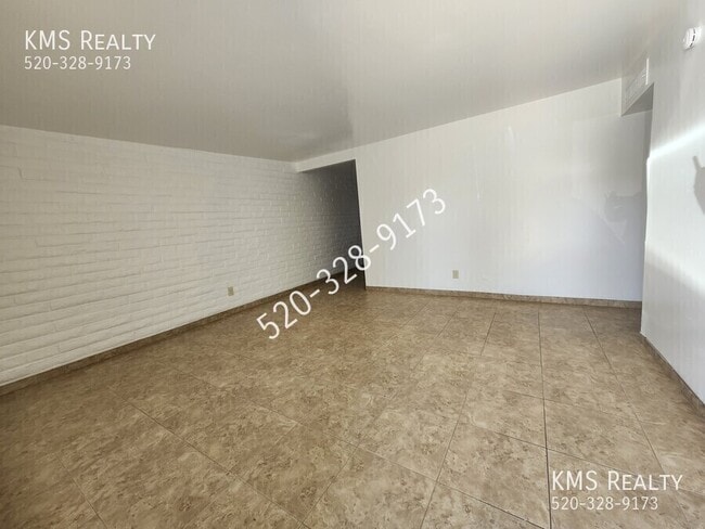 Building Photo - 6711 E Hawk Dr