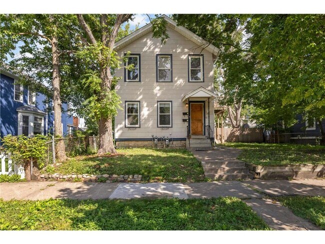 Primary Photo - 32 Douglas St