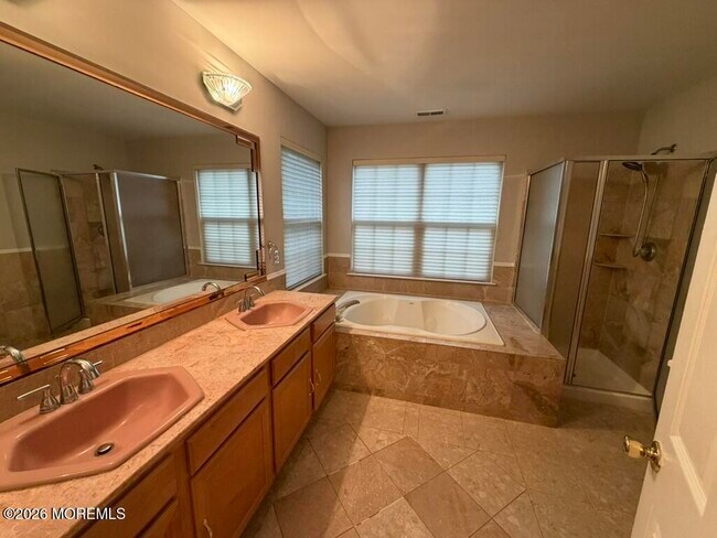 Building Photo - 222 Hidden Lake Dr