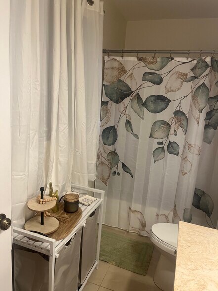 Bathtub & shower - 1985 NE Collins Cir