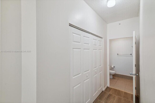 Building Photo - 6952 SW 39th St