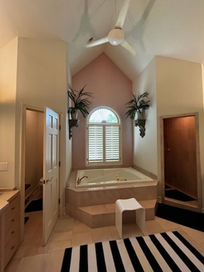 Building Photo - Stunning Custom Built Home with ALL Utilit...