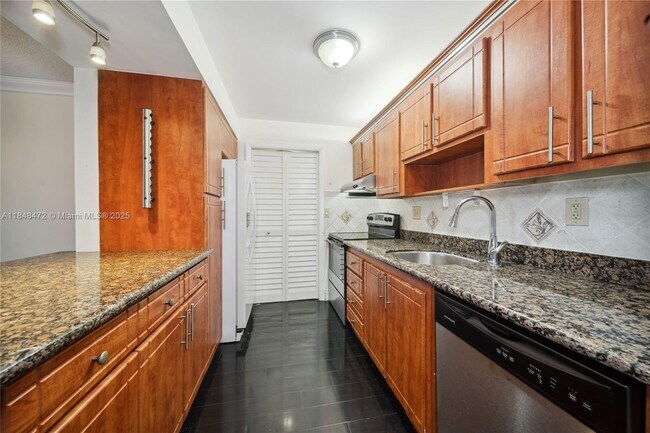 Building Photo - 100 Lakeview Dr