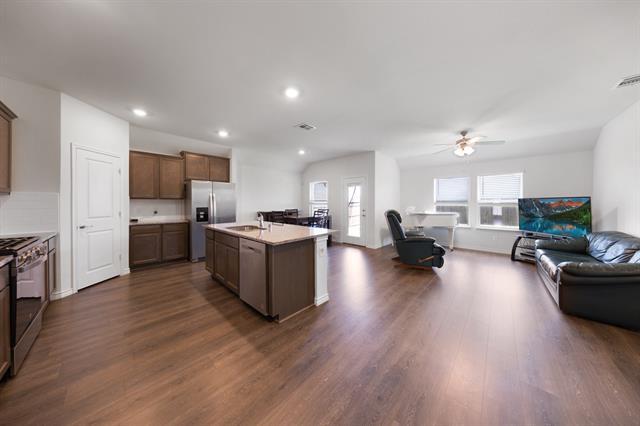 Building Photo - 627 Willow View Way