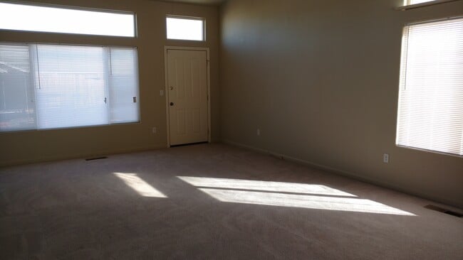 Building Photo - 3 Bedroom 2 Bath Charmer