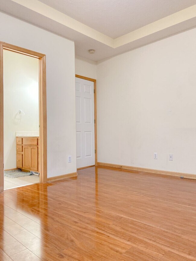 Building Photo - Stunning 5 bedrooms and 3 bathrooms in Wal...