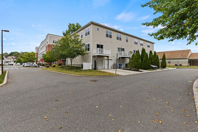 Building Photo - 36 S Poplar St