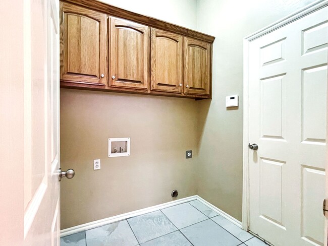 Building Photo - Absolutely Gorgeous Home in Moore with Spa...