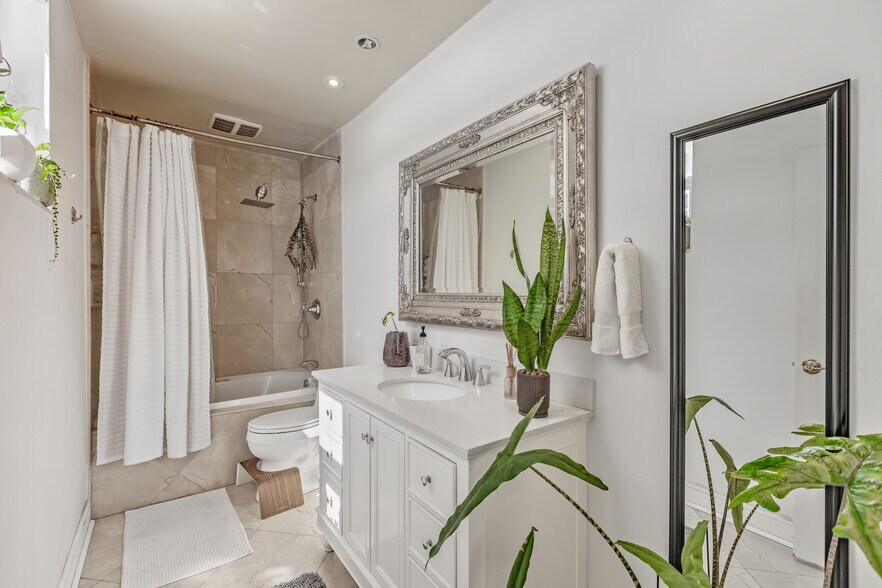 MAIN BATHROOM - 5001 Collins Ave