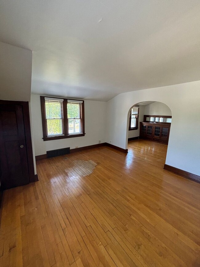 Building Photo - 3211 W Fairmount Ave