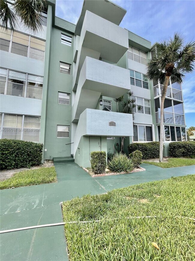 Building Photo - 2751 Taft St