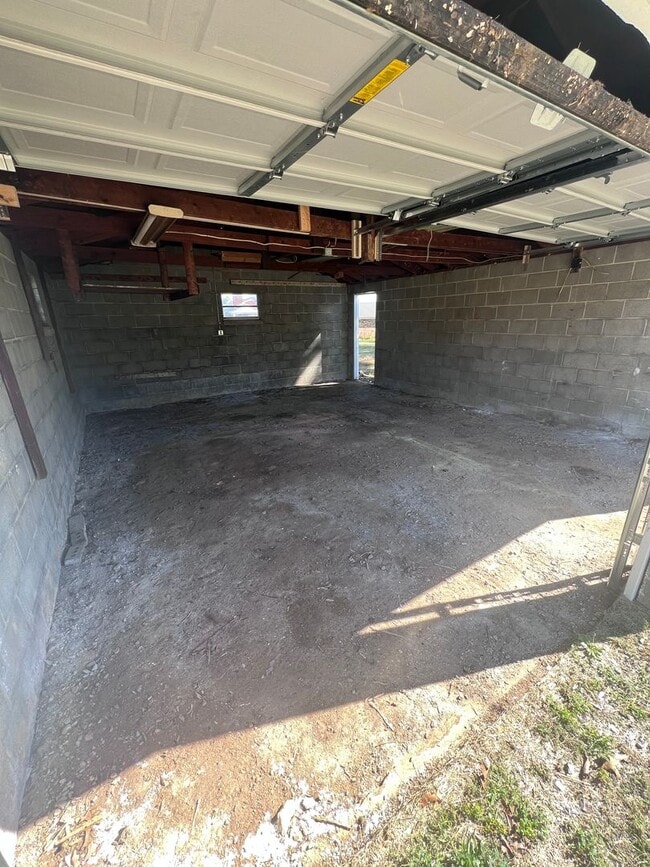 Building Photo - 3 Bed | 2 Bath | 1+ Acre | 2-Car Garage | ...