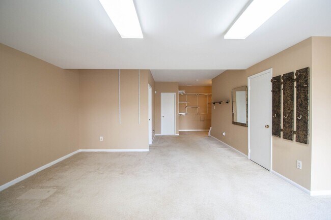 Building Photo - Gorgeous and updated 3Bd/2.5Bth townhome in the Town of Forest Hills! w/2 assigned parking space!